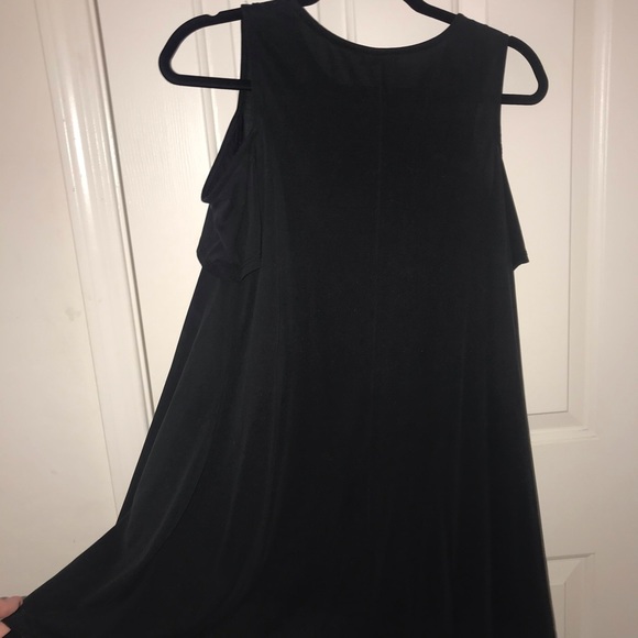 Black Urban Look Flowy Dress - Picture 5 of 5
